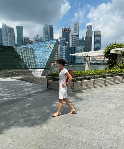 uebermich-kristin-vor-hochhaeusern Kristin in Singapur