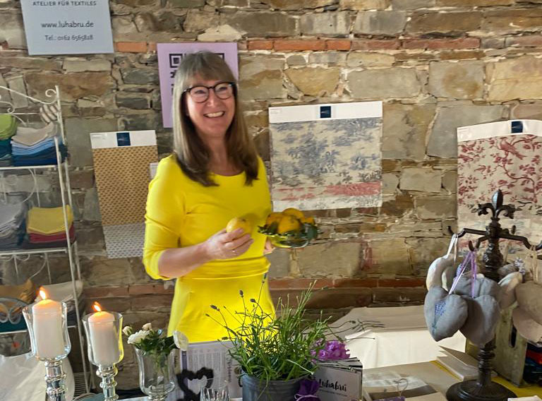 Messe-Auftritt—Etuikleid-von-Vitoria-Johansson-ist-perfektes-Messe-Kleidungsstueck Messe-Auftritt - Etuikleid von Vitoria Johansson ist perfektes Messe-Kleidungsstück